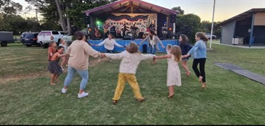 Edenhope_Live-music-at-henley-Park-3.jpg